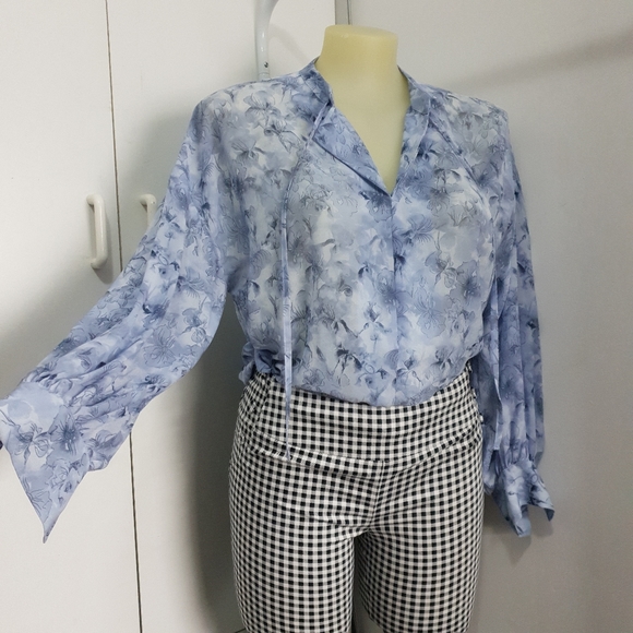 Aus 16 Basque Curve Blue-Grey Abstract Floral Long Sleeve V Neck Blouse - Picture 11 of 16